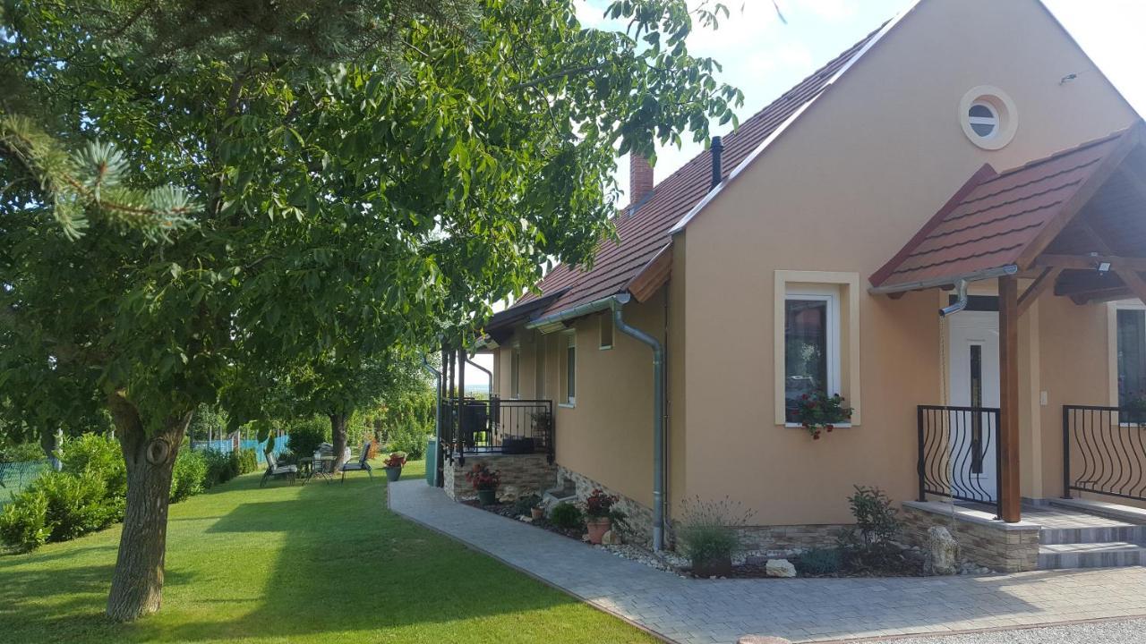 Gyoengyvirag Apartman Keszthely Ngoại thất bức ảnh